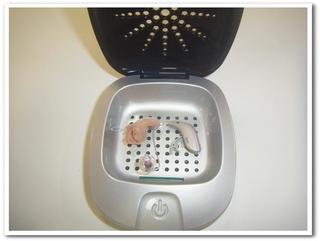 補聴器入れ方.jpg